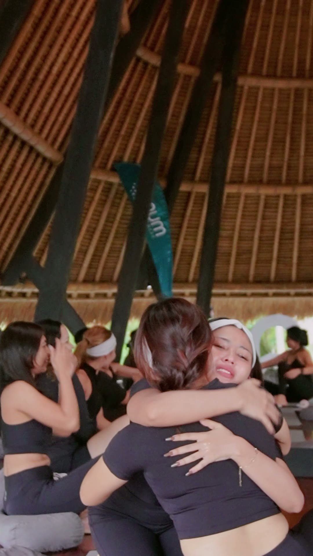 Dua peserta berpelukan setelah sesi AUM di Bali Eden