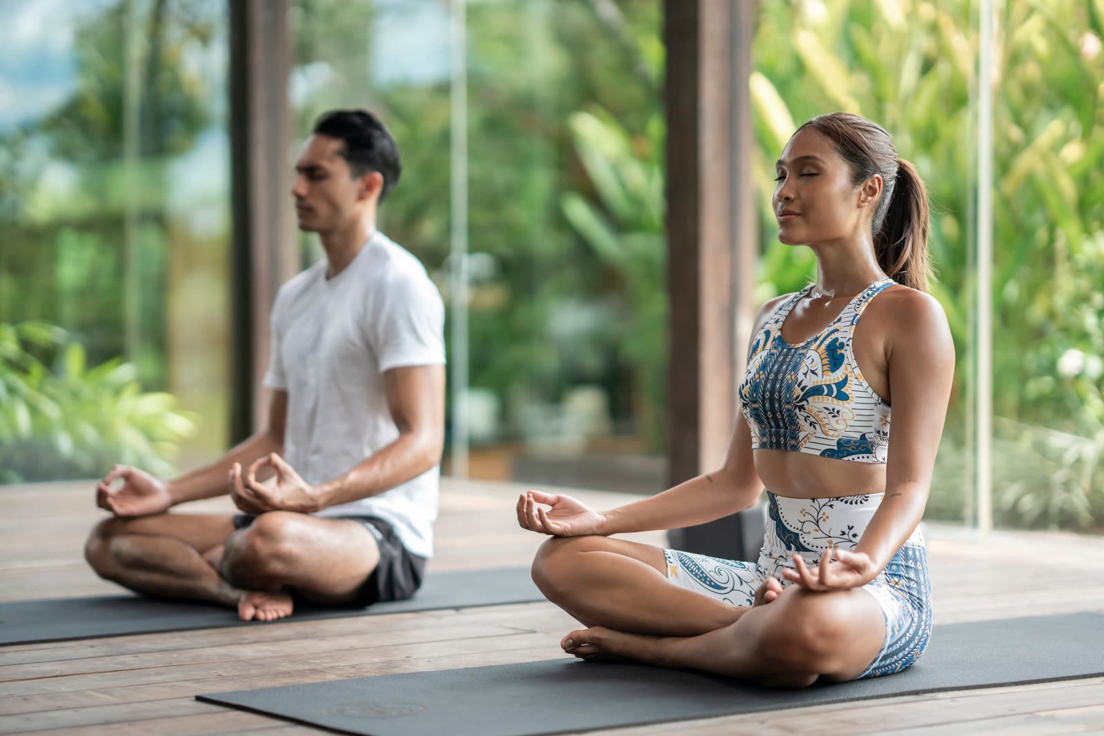 Dua peserta bermeditasi berdampingan