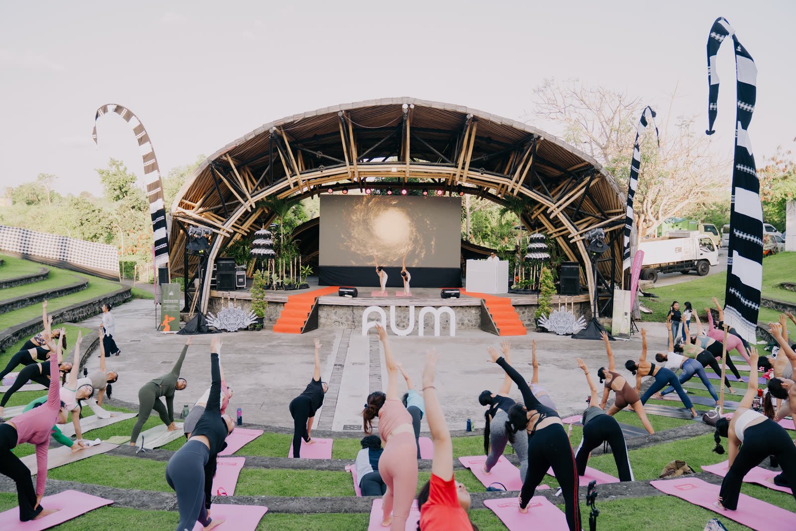 Ratusan peserta yoga di amfiteater Nuanu