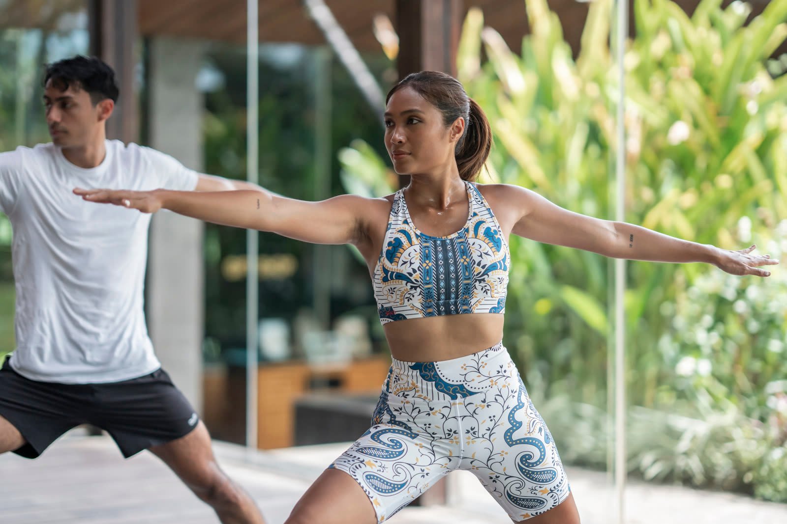 Warrior pose berdampingan