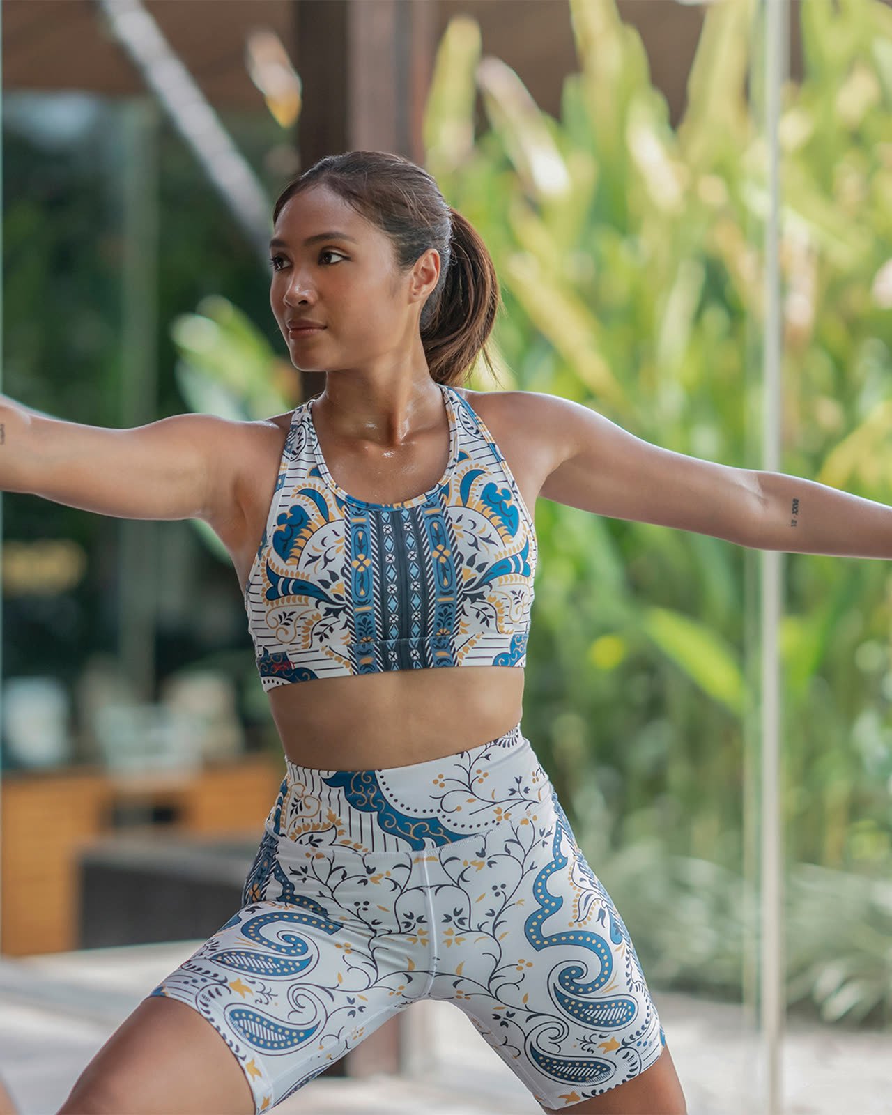 Activewear AUM Apparel di kelas yoga